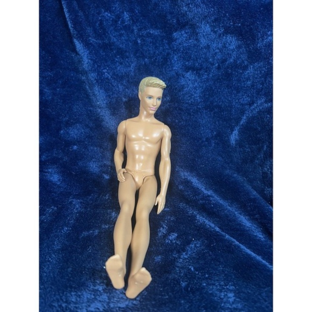 2009 KEN Fashionista Doll - SWEPT MOLDED HAIR - Blue Eyes - Barbie - Mattel-Nude
